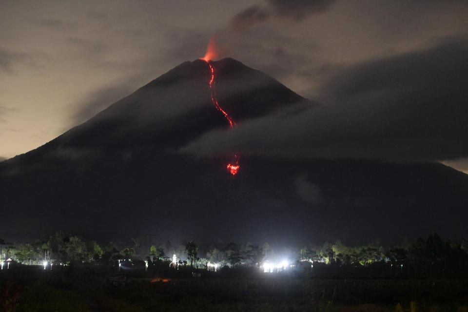 Gunung Semeru mengeluarkan lava pijar terlihat dari Desa Oro Oro Ombo, Lumajang, Jawa Timur, Minggu (17/1/2021). 