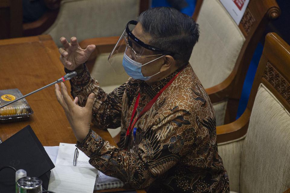 Direktur LBM Eijkman Amin Soebandrio menyampaikan paparan saat rapat kerja bersama Komisi VII DPR terkait Vaksin Merah putih di kompleks Parlemen, Jakarta, Senin (18/1/2021). Pemerintah menargetkan penyerahan bibit vaksin kepada Bio Farma dapat dilakukan