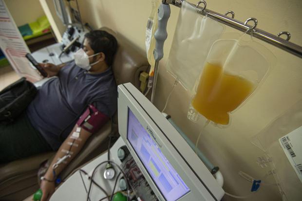 Penyintas COVID-19 mendonorkan plasma konvalesennya di PMI DKI Jakarta, Jakarta, Selasa (19/1/2021). Pemerintah mencanangkan donasi plasma konvalesen sebagai gerakan nasional untuk membantu pasien yang masih berjuang untuk sembuh dari COVID-19.