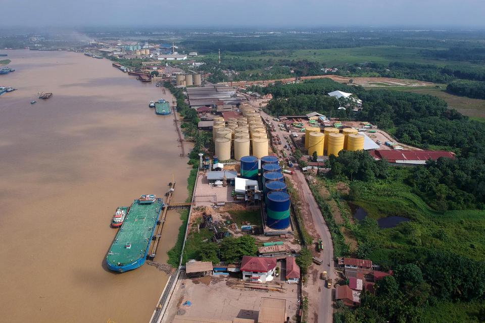 Foto udara kawasan industri Talang Duku di tepi Sungai Batanghari, Muarojambi, Jambi, Rabu (20/1/2021). Kawasan yang saat ini tumbuh sebagai tempat penampungan sementara produk ekspor hasil pertambangan, perkebunan, dan dibangun memanjang di tepi Sungai B