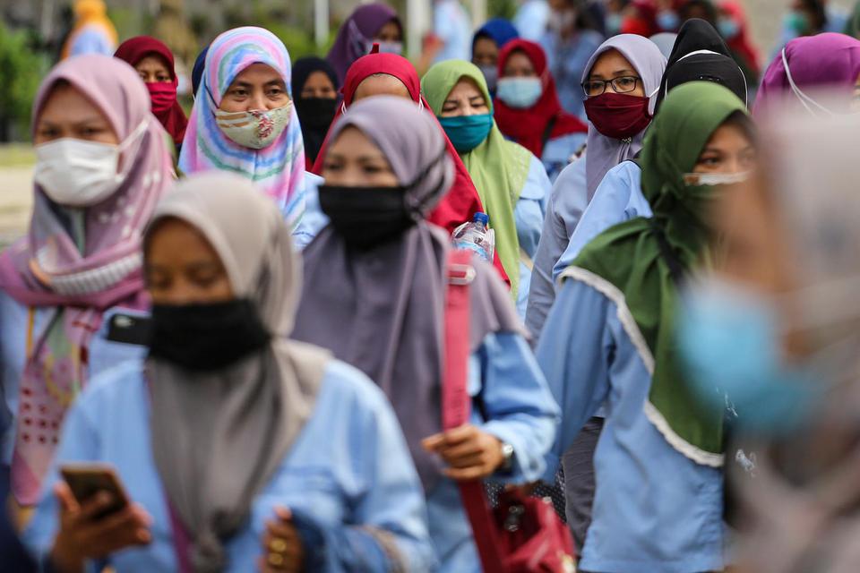 Sejumlah karyawan berjalan keluar saat jam pulang kerja di salah satu pabrik di Kota Tangerang, Banten, Rabu (20/1/2021). Menteri Ketenagakerjaan Ida Fauziyah menyebutkan bahwa angka pengangguran di Indonesia meningkat sebanyak 2,6 juta orang menjadi 9,7 