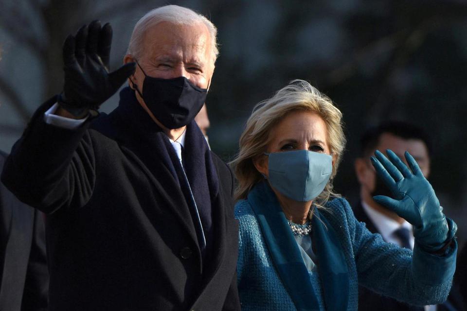 Callaghan O'Hare Presiden Amerika Serikat Joe Biden dan Ibu Negara Jill Biden melambaikan tangan ke keramaian saat mereka menuju Gedung Putih setelah pelantikan presiden 2021, di Washington, Amerika Serikat, Rabu (20/1/2021).