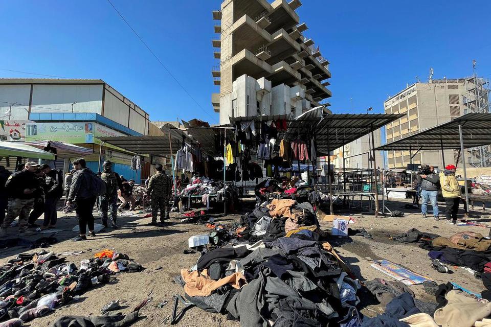 Thaier al-Sudani Lokasi serangan bom bunuh diri di pusat pasar di Baghdad, Irak, Kamis (21/1/2021).