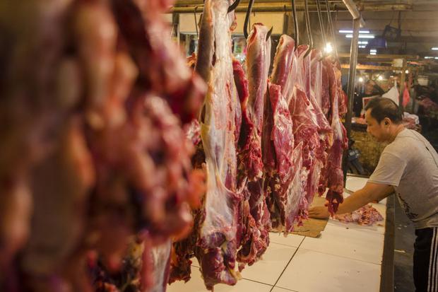 Pedagang berjualan daging sapi di Los Daging Pasar Ciroyom, Bandung, Jawa Barat, Jumat (22/1/2021). Harga daging sapi yang mulai naik menjadi Rp. 120 ribu hingga Rp. 130 ribu perkilogramnya membuat sebagian pedagang di Pasar Ciroyom tersebut memilih untuk