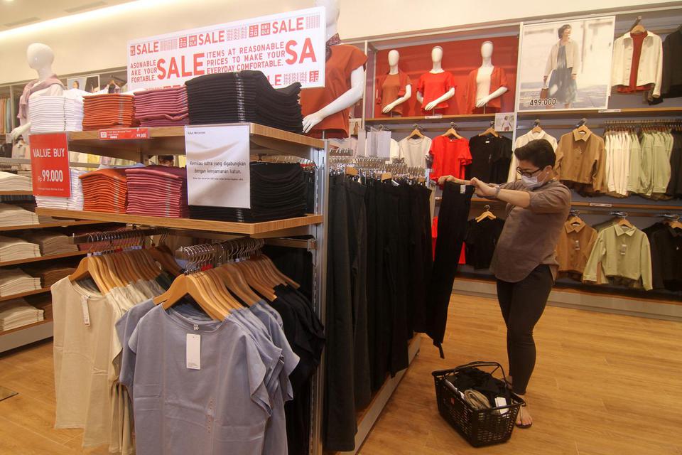 A Variety of Clothes on Display in Uniqlo Clothing Store Editorial Stock  Image  Image of 2023 artist 275354714