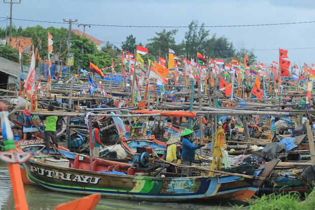 Nelayan menyiapkan alat tangkap cantrang sebelum melaut di Juntinyuat, Indramayu, Jawa Barat, Minggu (24/1/2021). Nelayan cantrang di daerah tersebut mulai melaut setelah Kementerian Kelautan dan Perikanan (KKP) memperbolehkan penggunaan Alat Tangkap Ikan