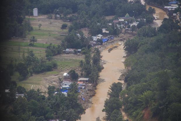 Foto udara kondisi sebuah desa yang luluh lantak akibat banjir bandang di Kabupaten Hulu Sungai Tengah, Kalimantan Selatan, Minggu (24/1/2021). Berdasarkan data terbaru dari Badan Penanggulangan Bencana Daerah (BPBD) Provinsi Kalimantan Selatan pada Mingg