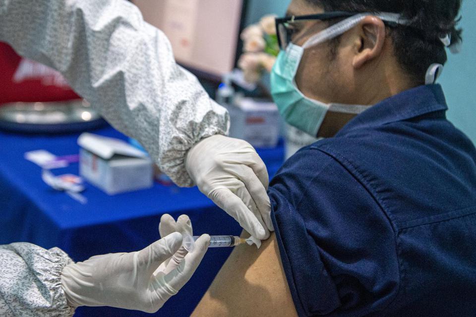 Petugas kesehatan menyuntikan vaksin COVID-19 Sinovac ke seorang tenaga kesehatan di Rumah Sakit (RS) Umum Pusri Palembang, Sumatera Selatan, Senin (25/1/2021). Presiden Joko Widodo menargetkan sebanyak 181,5 juta rakyat Indonesia akan mendapatkan suntika