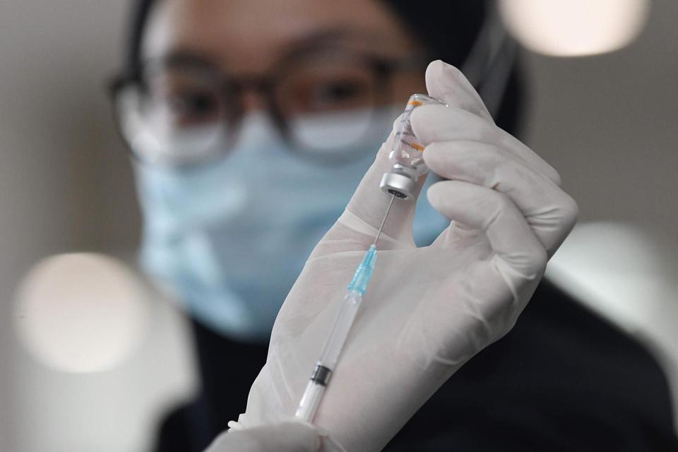Petugas kesehatan menyiapkan vaksin COVID-19 Sinovac yang akan diberikan pada tenaga kesehatan di Rumah Sakit Darurat (RSD) Wisma Atlet, Kemayoran, Jakarta, Selasa (26/1/2021). Menteri Koordinator Bidang Perekonomian Airlangga Hartarto mengatakan sebanyak