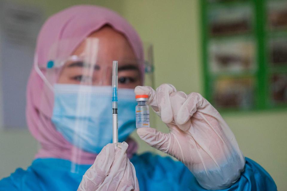 Petugas medis menunjukkan vaksin COVID-19 Sinovac di Puskesmas Kolelet, Lebak, Banten, Rabu (27/1/2021). Sebanyak 4.020 tenaga medis di Kabupaten Lebak menjalani vaksinasi COVID-19 pada tahap pertama dan ditargerkan selesai pada 14 Febuari 2021.