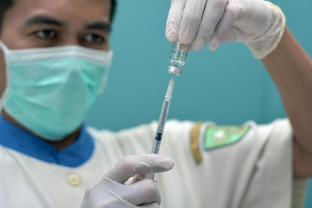 Petugas mempersiapkan vaksin CoronaVac untuk diberikan kepada petugas medis saat vaksinasi COVID-19 dosis kedua di RSUD Arifin Achmad, Kota Pekanbaru, Riau, Kamis (28/1/2021). Pemerintah menargetkan realisasi vaksinasi COVID-19 meningkat hingga sebanyak s