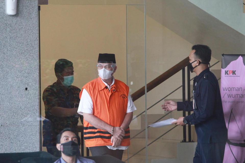 Bupati Banggai Laut nonaktif Wenny Bukamo (tkedua kanan) meninggalkan ruangan usai menjalani pemeriksaan, di Gedung Komisi Pemberantasan Korupsi (KPK), Jakarta, Kamis (28/1/2021). Wenny Bukamo diperiksa KPK sebagai tersangka dalam perkara dugaan peneri