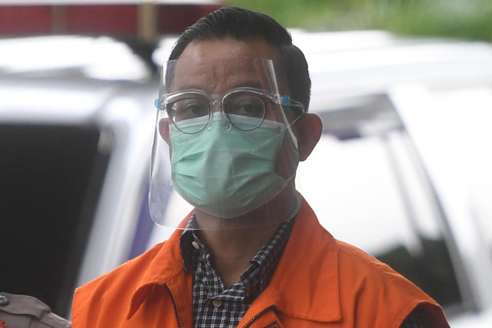 Mantan Menteri Sosial Juliari Peter Batubara di gedung KPK, Jakarta, Jumat (29/12/2020). Berstatus tahanan KPK dalam kasus suap pengadaan Bantuan Sosial (bansos), Juliari telah menerima vaksin Covid-19. 