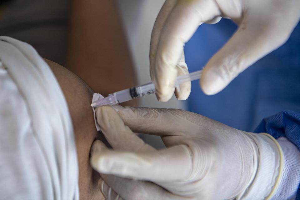 Petugas kesehatan menyuntikan dosis kedua vaksin COVID-19 Sinovac ke seorang tenaga kesehatan di Rumah Sakit Umum Pusat (RSUP) Mohammad Hoesin Palembang, Sumatera Selatan, Jumat (29/1/2021). Sebanyak 2.603 tenaga kesehatan di lingkungan RSUP Mohammad Hoes