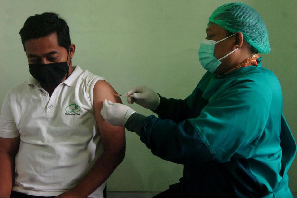 Vaksinator menyuntikan vaksin COVID-19 Sinovac ke seorang tenaga kesehatan di RSUD Kardinah, Tegal, Jawa Tengah, Sabtu (30/1/2021). Dinas Kesehatan Kota Tegal memperpanjang masa vaksinasi COVID-19 Sinovac tahap satu untuk tenaga kesehatan dari semula 28 J