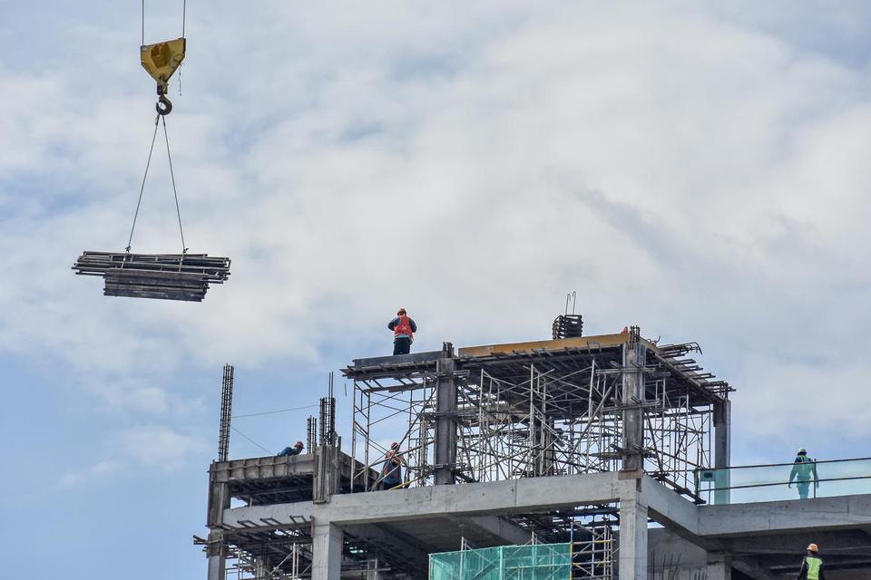 Sejumlah pekerja menyelesaikan pembangunan salah satu hotel di Jalan Udayana, Mataram, NTB, Senin (1/2/2021). Berdasarkan data Dinas Penanaman Modal dan Pelayanan Terpadu Satu Pintu (DPMPTSP) Provinsi NTB, realiasi investasi NTB tahun 2020 sebesar Rp11,6 