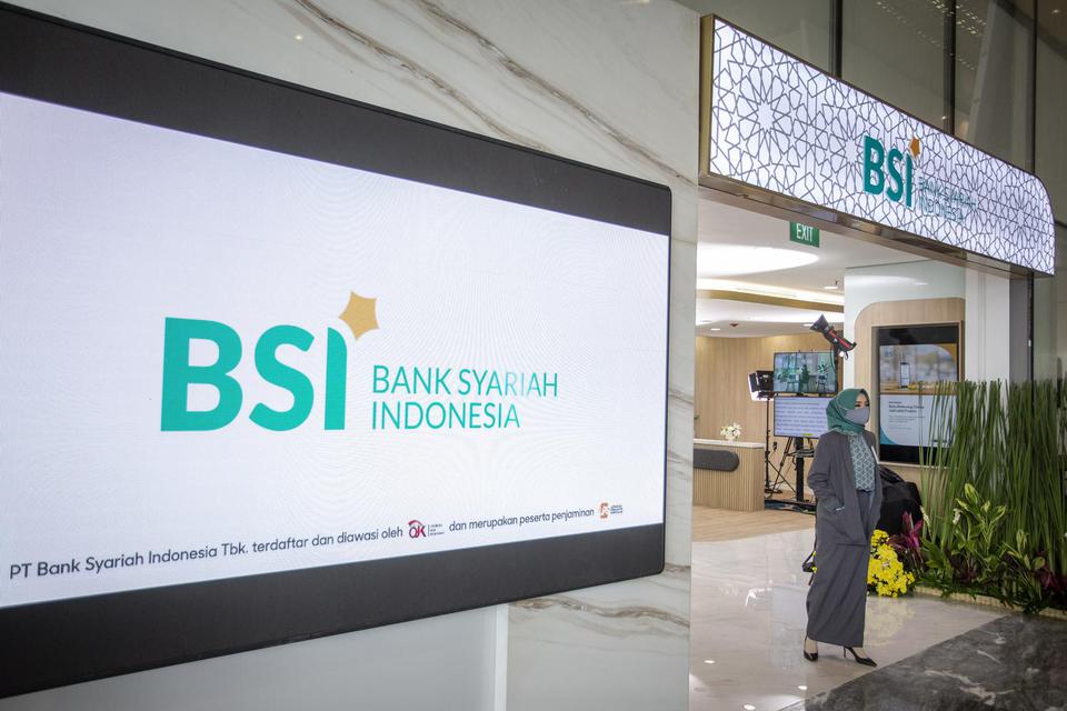 Pegawai berjalan di Bank Syariah Indonesia (BSI) usai diresmikan di Jakarta, Senin (1/2/2021). Bank syariah menggunakan nisbah dalam pembagian hasil, tidak seperti bank konvensional yang menggunakan bunga bank. Nisbah adalah perbandingan pembagian hasil u