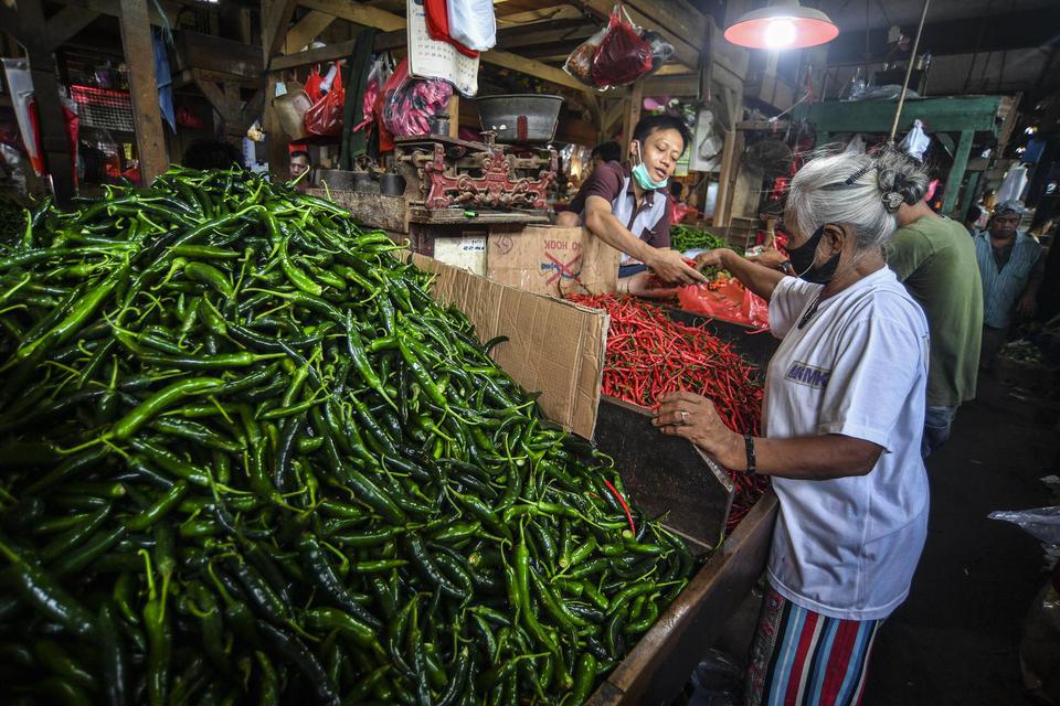 Pedagang cabai melayani pembeli di Pasar Senen, Jakarta, Senin (1/2/2021). Badan Pusat Statistik (BPS) mencatat inflasi Januari 2021 sebesar 0,26 persen, lebih lambat dibandingkan Desember 2020 yang sebesar 0,45 persen maupun Januari 2020 yang sebesar 0,3