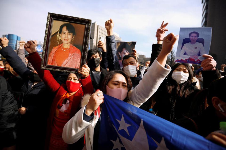 Issei Kato Pengunjuk rasa Myanmar yang tinggal di Jepang membawa foto Aung San Suu Kyi saat mereka melakukan protes terhadap militer Myanmar setelah mengambil kekuasaan dari pemerintahan sipil yang terpilih secara demokratis dan menangkap pemimpinny