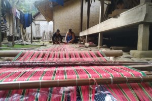 Kegiatan menenun pengrajin Baduy Craft