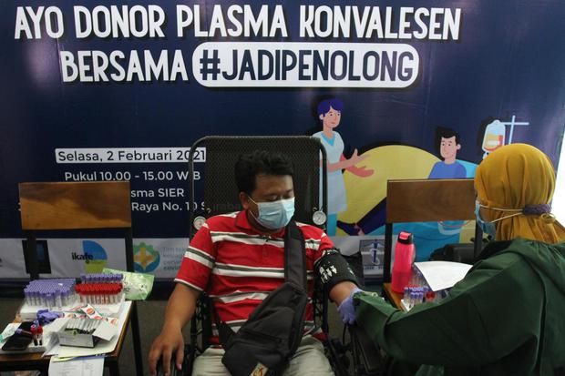 Warga mengikuti 'screening' donor plasma konvalesen di halaman kantor PT Surabaya Industrial Estate Rungkut (SIER), Surabaya, Jawa Timur, Selasa (2/2/2021). Kegiatan yang diikuti puluhan orang penyintas COVID-19 itu guna membantu pasien-pasien COVID-19 