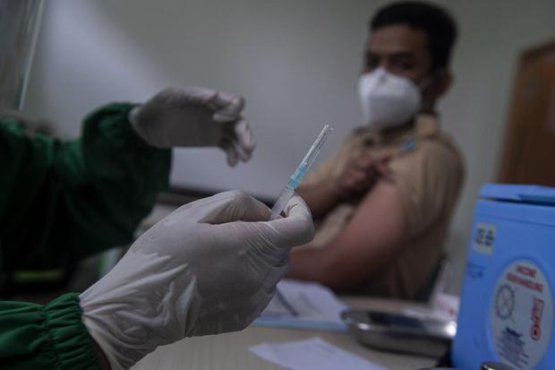 Bidan mempersiapkan vaksin COVID-19 Sinovac tahap kedua untuk disuntikkan tenaga medis, di Puskesmas Kecamatan Sawah Besar, Jakarta, Selasa (2/2/2021). Kementerian Kesehatan menyatakan hingga 2 Februari 2021 sebanyak 596.260 orang Sumber Daya Manusia Kese
