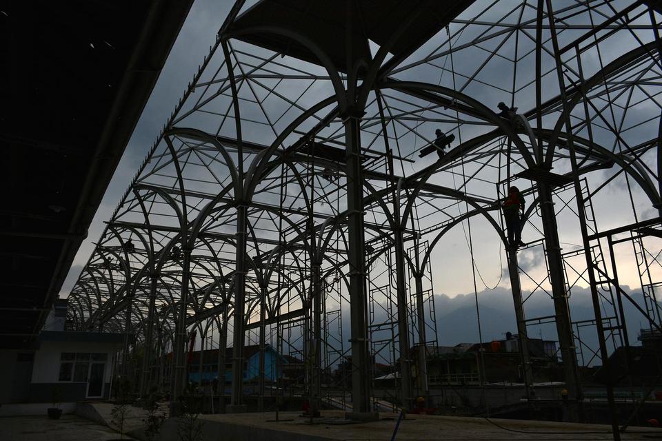 Pekerja menyelesaikan proyek pembangunan stasiun kereta api Garut di Kabupaten Garut, Jawa Barat, Selasa (2/2/2021). 