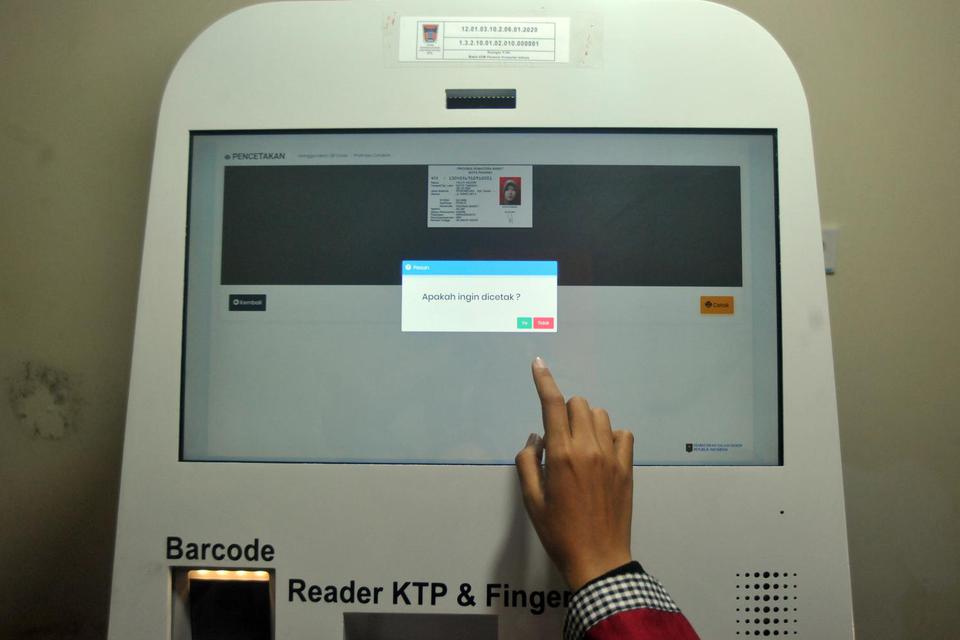 Cara cek kartu keluarga online, di mesin Anjungan Dukcapil Mandiri (ADM), di Padang, Sumatera Barat, Rabu (3/2/2021). Kantor Dinas Kependudukan dan Pencatatan Sipil Padang meresmikan penggunaan mesin ADM yang bisa mencetak KTP, Kartu Keluarga dan Akta Ke