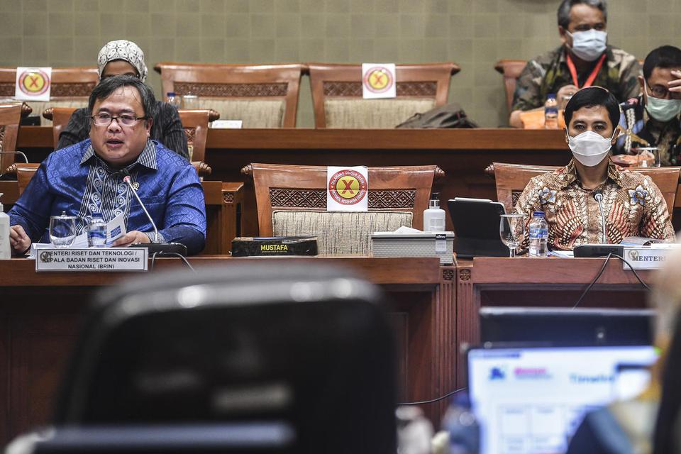 Menristek/Kepala BRIN Bambang Brodjonegoro (kiri) didampingi Wamen Kesehatan Dante Saksono Harbuwono (kanan) menyampaikan paparan saat Rapat Dengar Pendapat (RDP) dengan Komisi IX DPR di Kompleks Parlemen, Senayan, Jakarta, Rabu (3/2/2021). Menristek meny