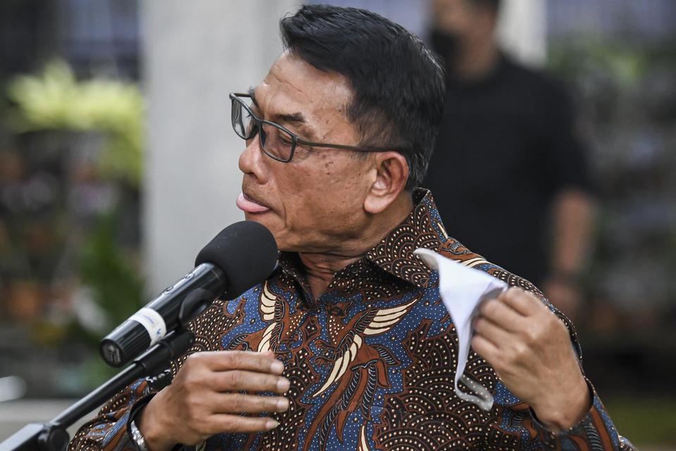 Kepala Kantor Staf Presiden Moeldoko melepas maskernya ketika akan memberi keterangan pers di kediamannya kawasan Menteng, Jakarta, Rabu (3/2/2021). Moeldoko membantah tudingan kudeta kepemimpinan Partai Demokrat di bawah Agus Harimurti Yudhyono (AHY) dem