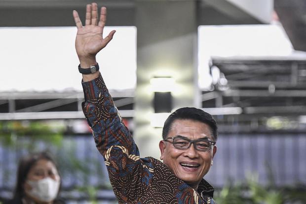 Kepala Kantor Staf Presiden Moeldoko melambaikan tangan usai memberi keterangan pers di kediamannya kawasan Menteng, Jakarta, Rabu (3/2/2021). Moeldoko membantah tudingan kudeta kepemimpinan Partai Demokrat di bawah Agus Harimurti Yudhyono (AHY) demi kepe