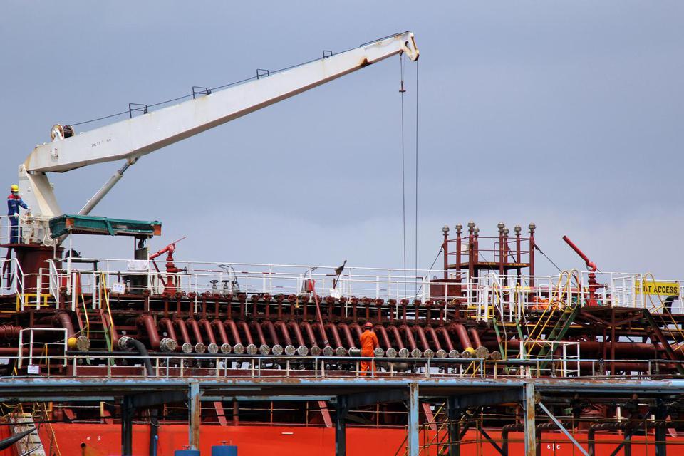 Pekerja memuat minyak kelapa sawit mentah atau Crude Palm Oil (CPO) ke dalam kapal tanker di Pelabuhan Dumai, Dumai, Riau, Rabu (3/2/2021). Nilai ekspor minyak kelapa sawit mentah dan produk turunannya melalui Pelabuhan Dumai sepanjang tahun 2020 yaitu se