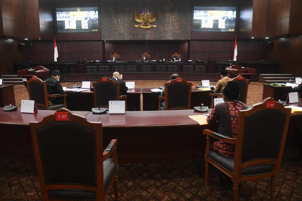 Suasana sidang perselisihan hasil Pilkada Pandeglang dan Tangerang Selatan (Tangsel) di Mahkamah Konstitusi, Jakarta, Jumat (5/2/2021). Sidang itu beragenda mendengarkan jawaban termohon, keterangan Bawaslu, keterangan pihak terkait dan pengesahan alat bu