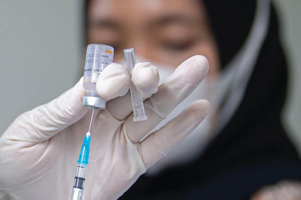 Petugas bersiap menyuntikkan vaksin COVID-19 produksi Sinovac kepada tenaga kesehatan saat kegiatan vaksinasi massal dosis pertama di Puskesmas Kecamatan Sawah Besar, Jakarta Pusat, Minggu (7/2/2021). Kementerian Kesehatan hingga Minggu (7/2) telah member