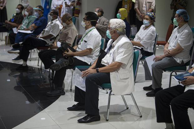Sejumlah tenaga kesehatan berusia lanjut menunggu giliran vaksinasi COVID-19 produksi Sinovac saat kegiatan vaksinasi massal dosis pertama di Rumah Sakit Pusat Nasional Dr. Cipto Mangunkusumo (RSCM), Jakarta, Senin (8/2/2021). Kementerian Kesehatan (K