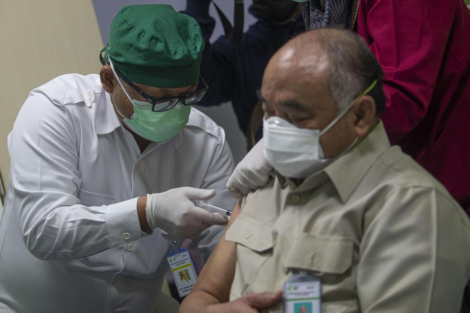 Petugas menyuntikkan vaksin COVID-19 produksi Sinovac kepada tenaga kesehatan berusia lanjut saat kegiatan vaksinasi massal dosis pertama di Rumah Sakit Pusat Nasional Dr. Cipto Mangunkusumo (RSCM), Jakarta, Senin (8/2/2021). Kementerian Kesehatan (Kemenk