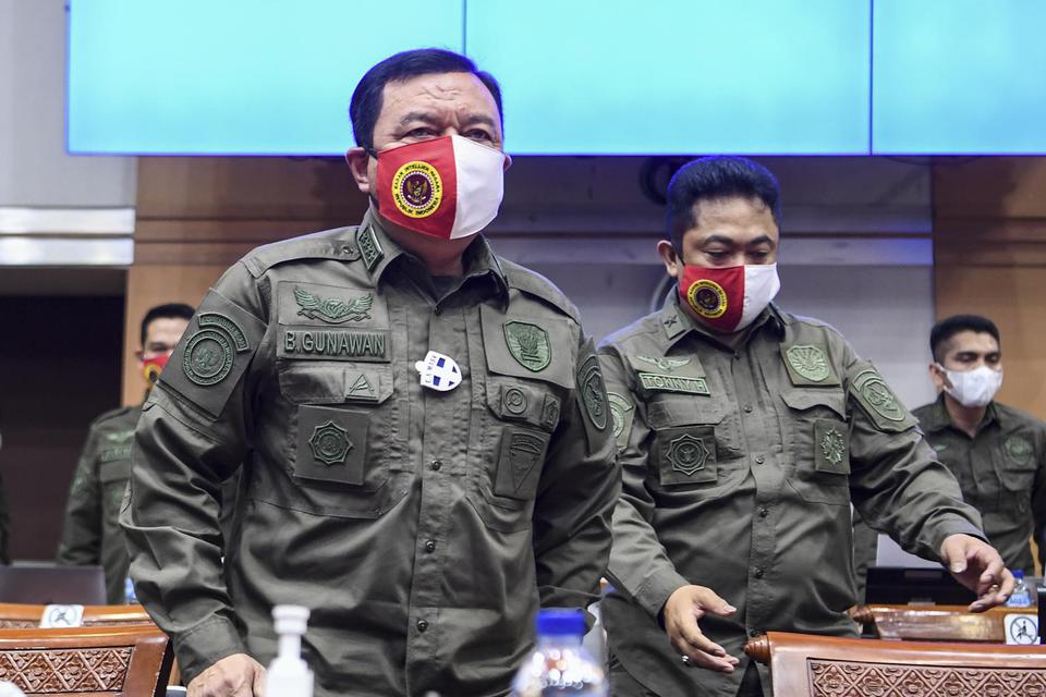 Kepala Badan Intelijen Negara (BIN) Jenderal Polisi (Purn) Budi Gunawan (kiri) bersiap mengikuti rapat kerja dengan Komisi I DPR di Kompleks Parlemen, Senayan, Jakarta, Senin (8/2/2021). 