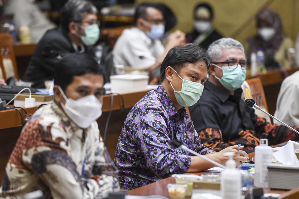 Menteri Kesehatan Budi Gunadi Sadikin (tengah) didampingi Wakil Menteri Kesehatan Dante Saksono Harbuwono (kiri) mengikuti rapat kerja dengan Komisi IX DPR di Kompleks Parlemen, Senayan, Jakarta, Senin (8/2/2021). Rapat kerja tersebut membahas usulan pena