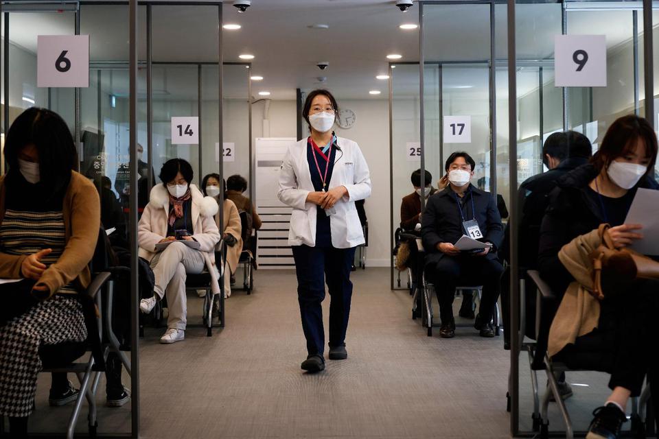 Kim Hong-Ji/Pool Seorang perawat ikut serta dalam latihan simulasi vaksinasi penyakit virus corona (COVID-19) di pu vaksinasi COVID-19 di Seoul, Korea Selatan, Sela(9/2/2021).