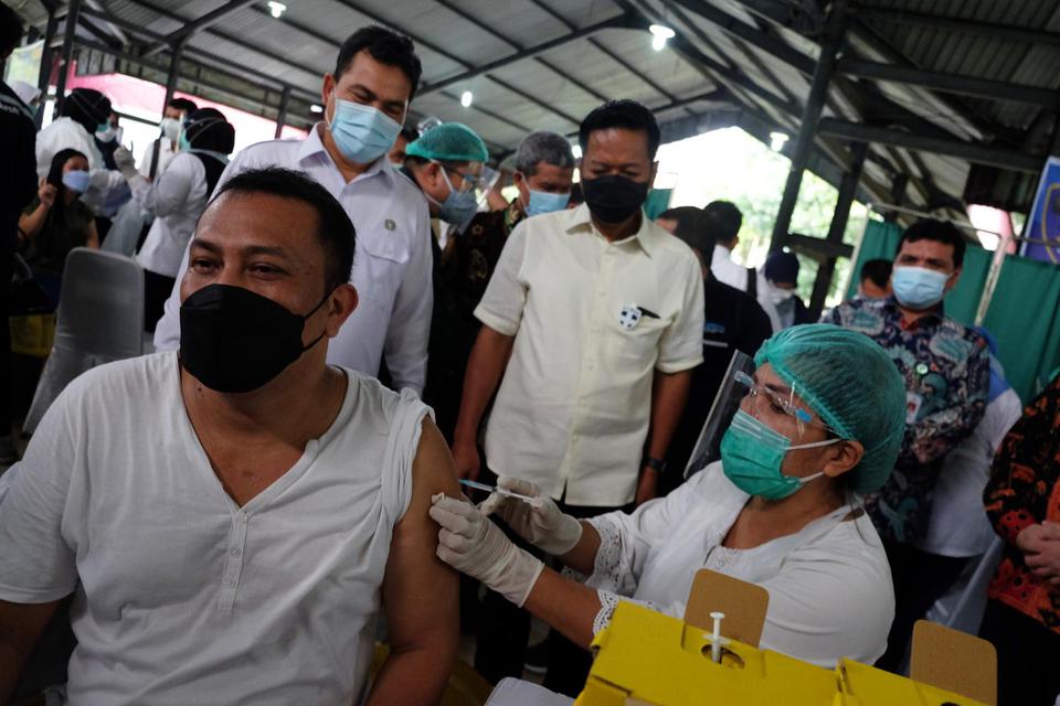 Petugas menyuntikkan vaksin COVID-19 kepada tenaga kesehatan (nakes) disaksikan Rektor Universitas Sumatera Utara (USU) Muryanto Amin (tengah) pada pencanangan pekan vaksinasi di Pendopo USU, Medan, Sumatera Utara, Rabu (10/2/2021). Pencanangan pekan vaks