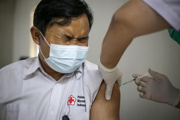 Petugas menyuntikkan vaksin COVID-19 kepada petugas PMI di Kantor PMI Kota Tangerang, Banten, Kamis (11/2/2021). Kemeterian Kesehatan hingga Kamis (11/2) telah memberikan vaksin COVID-19 Sinovac tahap pertama kepada 1.017.186 orang, sementara untuk vaksin
