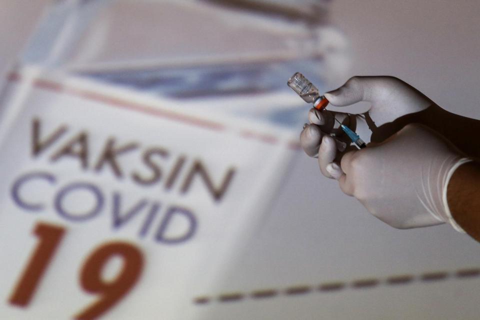 Petugas menyiapkan vaksin COVID-19 sebelum disuntikkan kepada petugas PMI di Kantor PMI Kota Tangerang, Banten, Kamis (11/2/2021). Kemeterian Kesehatan hingga Kamis (11/2) telah memberikan vaksin COVID-19 Sinovac tahap pertama kepada 1.017.186 orang, seme