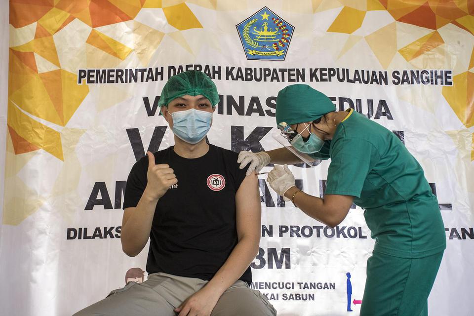 Seorang petugas memberikan suntikan vaksin kepada tenaga kesehatan dr Yafet Tandayu saat vaksinasi COVID-19 Sinovac , di Rumah Sakit Liun Kendage Tahuna, Sulawesi Utara, Senin (15/2/2021). Vaksinasi untuk mencegah COVID-19 tersebut merupakan tahap kedua 