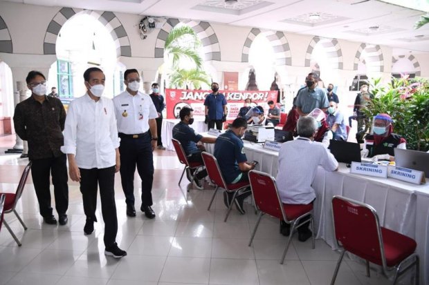 Presiden Jokowi bersama Menteri Kesehatan Budi Gunadi Sadikin dan Gubernur DKI Jakarta Anies Baswedan meninjau vaksinasi Covid-19 di Pasar Tanah Abang, Rabu (17/2).