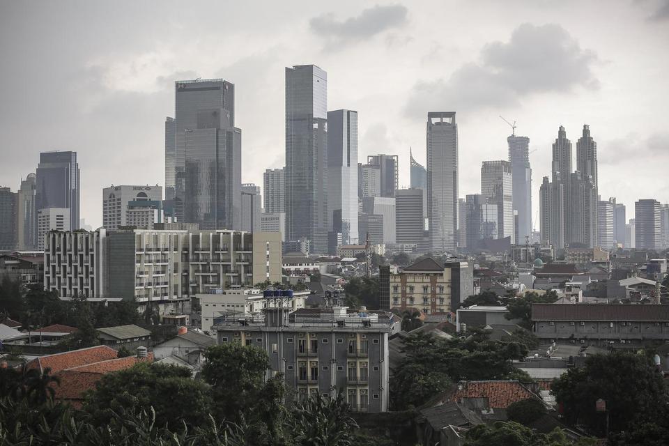 Deretan gedung bertingkat di kawasan Jakarta Selatan, Kamis (18/2/2021). Gubernur DKI Jakarta menetapkan Peraturan Gubernur Nomor 118 Tahun 2020 tentang Izin Pemanfaatan Ruang untuk mempercepat perizinan pembangunan gedung dan mendorong geliat sektor prop