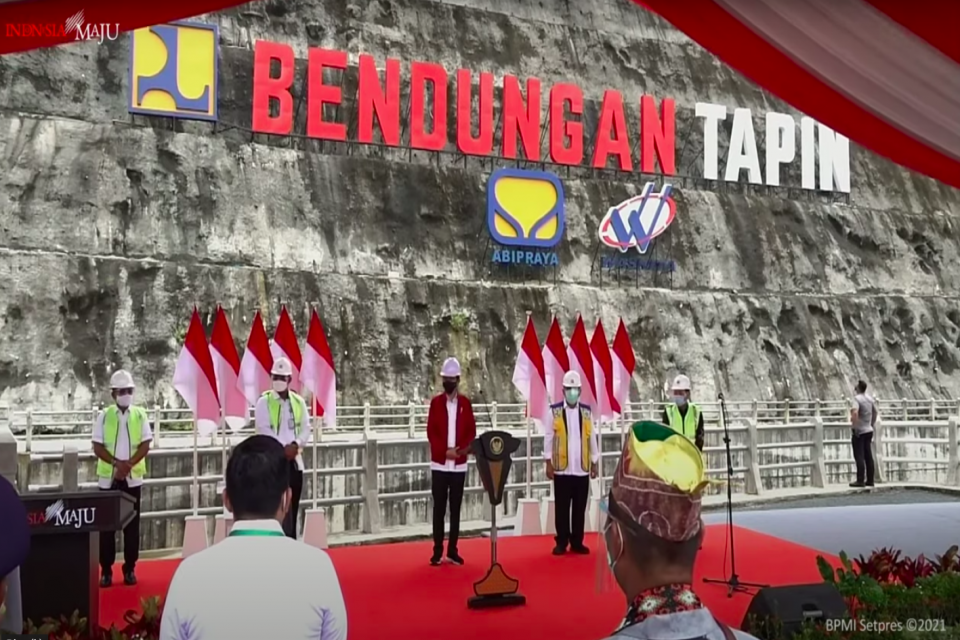 Presiden Jokowi saat meresmikan Bendungan Tapin di Desa Pipitak Jaya, Kabupaten Tapin, Kalsel, Kamis (18/02/2021). 