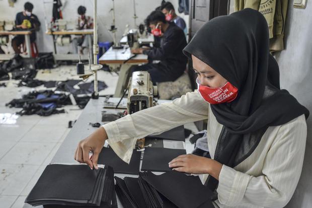 Sejumlah pekerja di UMKM pembuatan tas di Kampung Babakan Nangka, Desa Cisayong, Kecamatan Cisayong Kabupatean Tasikmalaya, Jawa Barat, Jumat (19/2/2021). UMKM kini bisa mengikuti lelang barang dan jasa pemerintah.