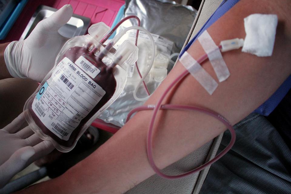 Relawan mendonorkan darahnya di dalam mobil donor darah PMI Kota Makassar di Makassar, Sulawesi Selatan, Jumat (19/2/2021). Kebutuhan darah terus meningkat terutama saat pandemi. Penyumbang darah akan mendapatkan banyak manfaat donor darah bagi kesehatan.