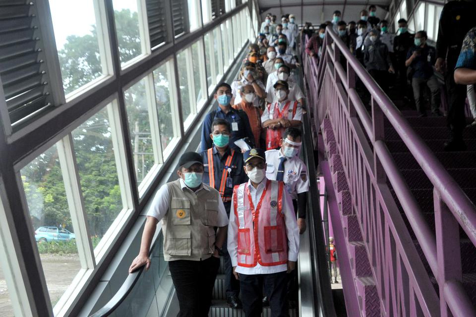 Menteri Perhubungan RI Budi Karya Sumadi (kanan depan) didampingi Gubernur Sumatra Selatan Herman Deru (kiri) saat meninjau stasiun integrasi Light Rail Transit (LRT) di Palembang, Sumsel, Sabtu (20/2/2021). Kunjungan Menteri Perhubungan kali ini terkait