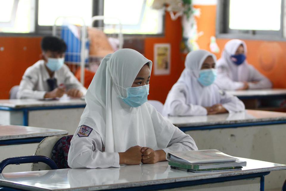 Sejumlah siswa mengikuti kegiatan belajar tatap muka di SMPN 1 Pontianak, Kalimantan Barat, Senin (22/2/2021). Sebanyak delapan kabupaten/kota di wilayah Kalbar yang berada di zona kuning penyebaran COVID-19 diperbolehkan Pemerintah Provinsi Kalbar untuk 